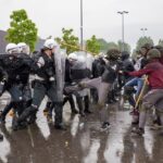 Šiandien šalia „Cido“ arenos sklido riksmai, skanduoti įvairūs šūksniai, kelti reikalavimai, sklido tiršti dūmai, rinkosi gausios specialių tarnybų, policijos ir net karių pajėgos.