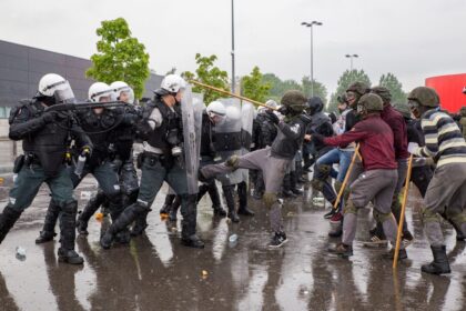 Šiandien šalia „Cido“ arenos sklido riksmai, skanduoti įvairūs šūksniai, kelti reikalavimai, sklido tiršti dūmai, rinkosi gausios specialių tarnybų, policijos ir net karių pajėgos.