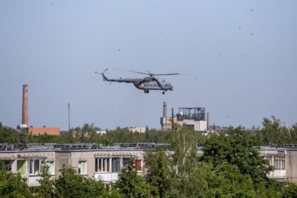 Tebesitęsiant karių pratyboms „Karaliaus kirtis“, Panevėžyje darosi karšta: gatvėmis važinėja karinė technika, girdisi šūviai, skraido sraigtasparnis. Į karines pratybas įsitraukė ir specialiosios tarnybos – įkaitus vaduoti mokosi policija, „sužeistuosius“ gelbėja greitosios medicinos pagalbos tarnybos ekipažai.