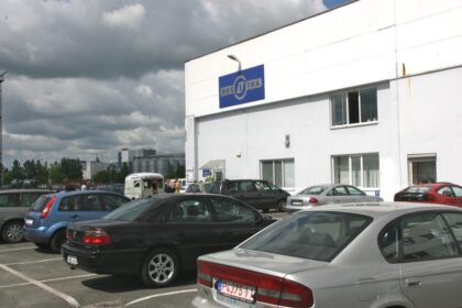 Gegužės 20-ąją keičiasi transporto priemonių išregistravimo tvarka. Nuo šiol sustabdžius automobilio registraciją dėl negaliojančios techninės apžiūros ar draudimo ir per 180 d. to nesutvarkius, jis nebebus automatiškai išregistruojamas.