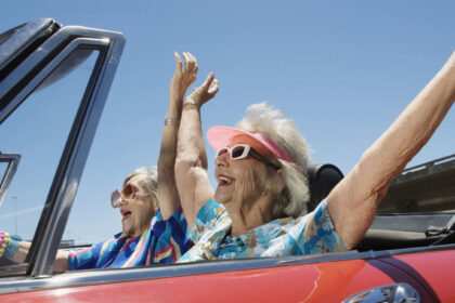 Ketvirtadienį, gegužės 31 d., Lietuvos miestuose rengiama socialinė akcija „Senjorai vairuoja saugiai“, kuri pakvies vyresnio amžiaus žmones atnaujinti vairavimo žinias. Akcijoje dalyvaujančios vairavimo mokyklos Trečiojo amžiaus universiteto studentams duris atvers Vilniuje, Kaune, Klaipėdoje, Šiauliuose, Panevėžyje, Mažeikiuose ir Ukmergėje.