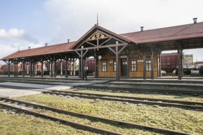 Kol kaimyninės Panevėžio miesto bei rajono ir Anykščių savivaldybės vaidijosi nepasidalydamos viešosios įstaigos „Aukštaitijos siaurasis geležinkelis“, unikalų ir vienintelį siauruką ištiko Gedimino kalno likimas.