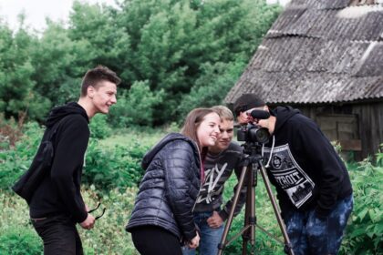 Kino centras „Garsas“ kviečia 16-19 metų jaunimą į kino dirbtuvių stovyklą birželio 25-29 dienomis. Tai puiki galimybė prasmingai praleisti laiką bendraamžių būryje, o taip pat susipažinti su kino profesionalu, režisieriumi Antanu Gluskinu ir iš jo perimti žinias apie kino kūrimo subtilybes.