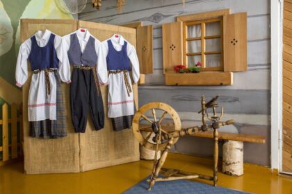 Valstiečių lyderiui Ramūnui Karbauskiui priklausantis „Agrokoncernas“, apeidamas įstatymus su juo susijusiomis įmonėmis valdantis 22 tūkst. hektarų žemės, pamalonino šalies lopšelius-darželius parėmęs tautinių kostiumų vaikučiams siuvimą. Nors R. Karbauskio idėja kiekvienam Lietuvos vaikui padovanoti po tautinį drabužį iki galo nebuvo įgyvendinta, ikimokyklinės įstaigos sulaukė bent jos trupinių.