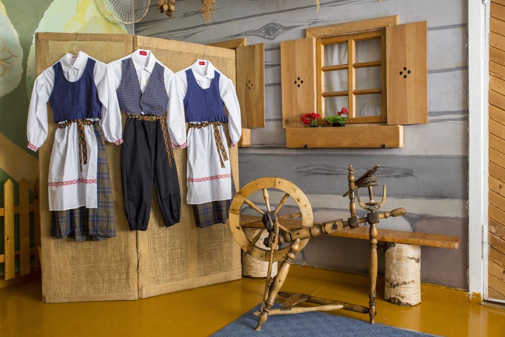 Valstiečių lyderiui Ramūnui Karbauskiui priklausantis „Agrokoncernas“, apeidamas įstatymus su juo susijusiomis įmonėmis valdantis 22 tūkst. hektarų žemės, pamalonino šalies lopšelius-darželius parėmęs tautinių kostiumų vaikučiams siuvimą. Nors R. Karbauskio idėja kiekvienam Lietuvos vaikui padovanoti po tautinį drabužį iki galo nebuvo įgyvendinta, ikimokyklinės įstaigos sulaukė bent jos trupinių.