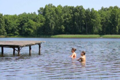 Lietuvoje oficialiai maudymosi sezonas prasidės tik birželio 1-ąją, tačiau lepinantys vasariški orai jau dabar vilioja mėgautis vandens malonumais.