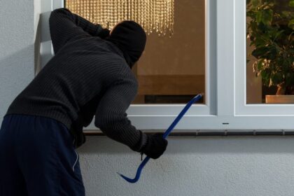 Įžūlus apiplėšimas Rokiškio rajone. Naktį į namus įsiveržę plėšikai pusamžį šeimininką sumušė ir apiplėšė.