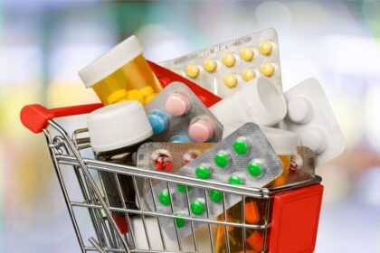 Vis daugiau gyventojų patiria sveikatos problemų dėl netinkamo vaistų vartojimo. Valstybinė vaistų kontrolės tarnyba pernai užfiksavo 22 proc. daugiau nepageidaujamų reakcijų į vaistus atvejų nei 2016 metais. O pasaulio statistika rodo, kad vienu metu vartodami skirtingus vaistus sveikatos problemų patiria apie 6 proc. pacientų.