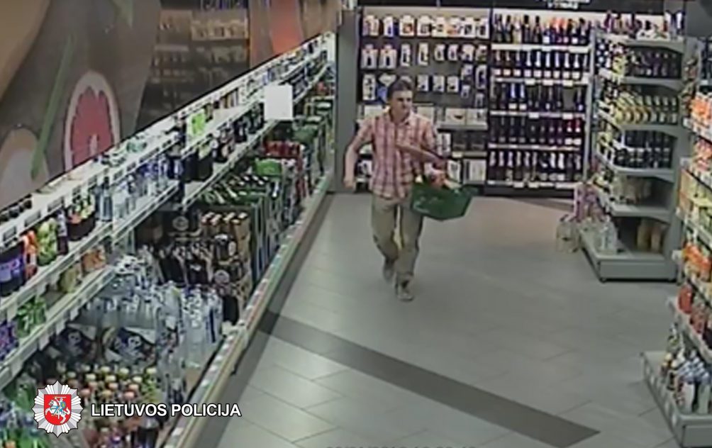 2018-06-01 18.35 val. Panevėžyje, Ukmergės g., maisto prekių parduotuvėje nenustatytas asmuo pavogė du alkoholinio gėrimo butelius. Nuostolis – 45,90 euro.
