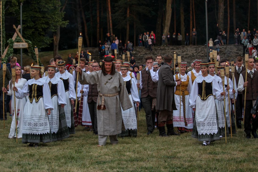 Vasarvidžio naktį, kai pražysta stebuklingas paparčio žiedas, būtų nuodėmė sėdėti namuose, tad šeštadienio vakarą daugelio keliai vedė į Skaistakalnio parką, kur vyko didžiausia mieste Joninių šventė.