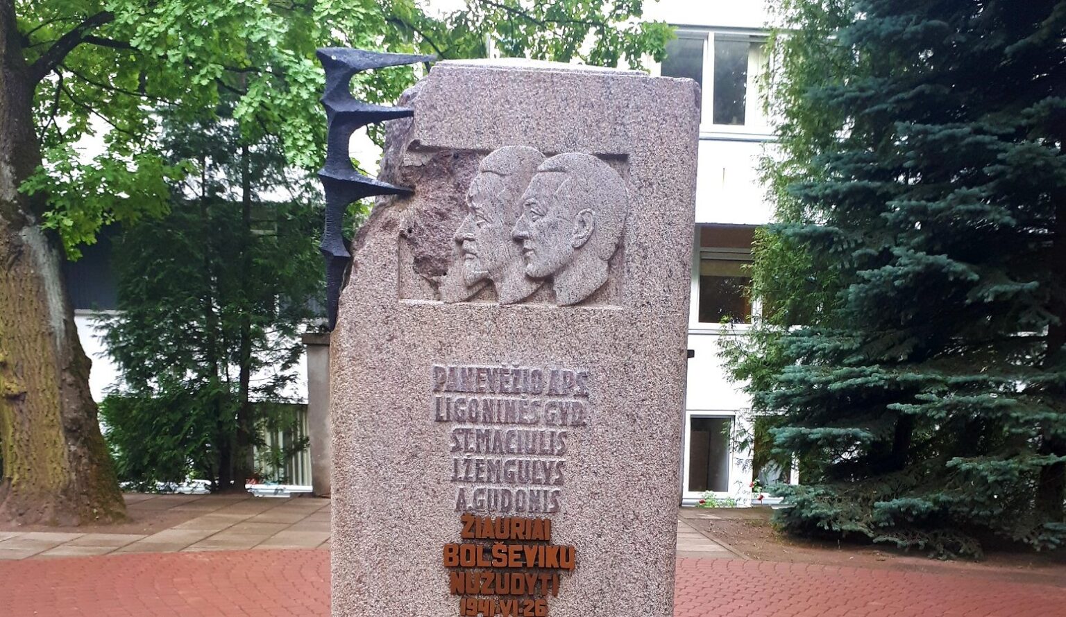 Šiandien sukanka 77 metai, kai Panevėžyje, NKVD–NKGB būstinės rūsyje, Vasario 16-osios g., besitraukiančių sovietinių saugumiečių ir raudonarmiečių nukankinti trys Panevėžio apskrities ligoninės gydytojai: Juozas Žemgulys, Stasys Mačiulis, Antanas Gudonis, gailestingoji sesuo Zinaida Emilija Kanis-Kanevičienė.