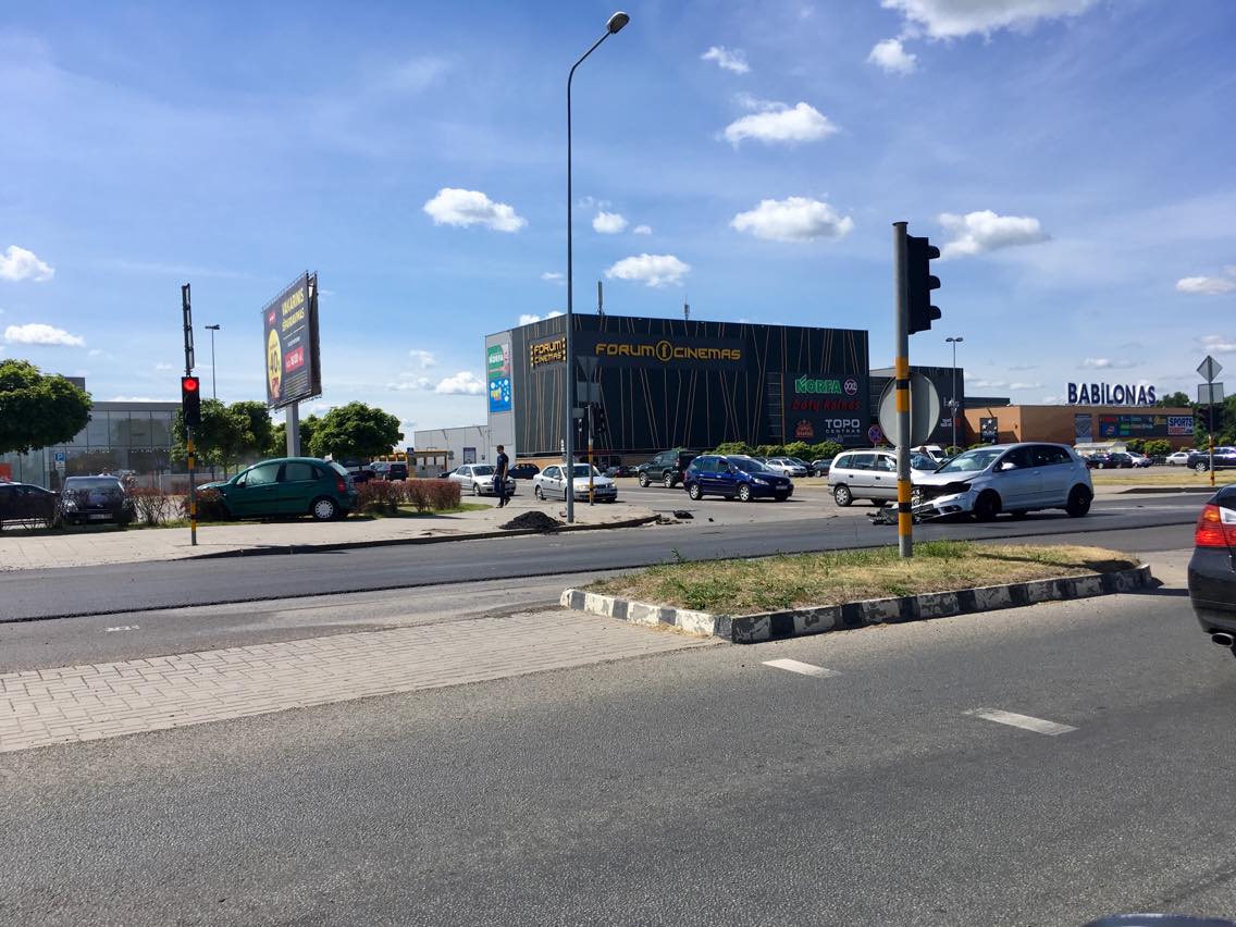 Trečiadienio vidudienis paženklintas avarija vienoje judriausių Panevėžio gatvių. Susidūrus trims automobiliams, į eismo įvykio vietą išsiųstos didelės specialiųjų tarnybų pajėgos.