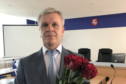 Lietuvos prezidentė Dalia Grybauskaitė gegužės 28 dieną dekretu paskyrė Panevėžio apygardos teismo teisėją Eigirdą Činką šio teismo pirmininku.