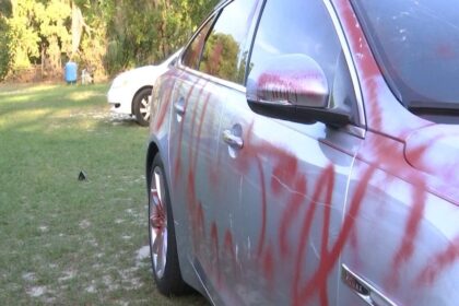 Policija tiria mįslingą vandalizmo atvejį. Net dvi moterys iš po nakties rado automobilius apipurkštus dažais.