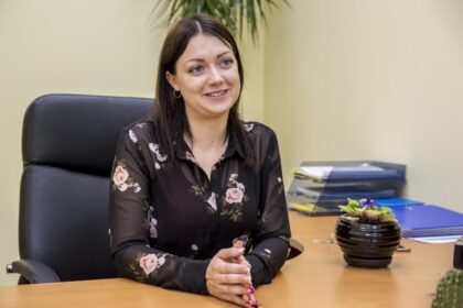 Vos į rankas paėmusi socialinės pedagogikos mokslų pabaigą liudijantį diplomą, panevėžietė Eglė Kirdienė pasuko Švedijos link. Po penkmečio svečioje šalyje jauna moteris vis dėlto laimę atrado ne kur kitur, o gimtajame Paįstrio kaime.