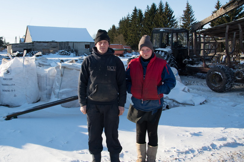 Lentpjūvėje žiemą skaldęs malkas Airidas Jakubauskas sakosi buvęs patenkintas baigiantis darbo dienai gaunamais keliais litais. Juolab kad darbo čia atsirado ir būsimai žmonai. „SEKUNDĖS“ archyvo nuotr.