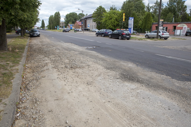 Statybų kompanijas stebinęs „Aukštaitijos vandenų“ pasirinkimas paliko miesto vamzdynus pusiau skustus, pusiau luptus. Rangovė „Edrija“ iš Panevėžio pasitraukė kai kuriose gatvėse spėjusi juos pakeisti, kai kuriose ne iki galo, o kai kur nė nepradėjusi. V. BULAIČIO nuotr. 