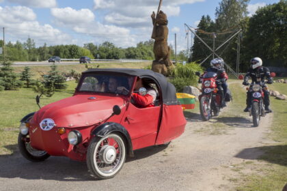 Motociklų motociklu jau antrąkart festivalyje pripažintą „Jawa Velorex Oskar 16/250“ jo savininkas Pavel Zdanovič sako prikėlęs iš metalo krūvos – modeliui nuo nulio atkurti prireikė poros metų ir pagal užsakymą gamintų detalių. V. BULAIČIO nuotr.