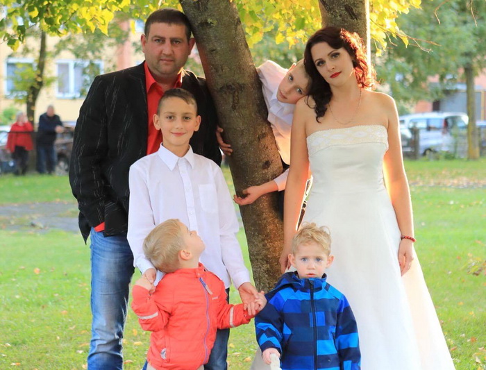 Su būsima žmona prieš trylika metų susipažinęs Artūras neplanavo turėti tokio būrio vaikų, tačiau jo sutuoktinė galvojo kitaip ir nesuklydo: Raimonda Koganienė sako, kad tėvystė smarkiai užaugino vyrą jos akyse. ASMENINIO ARCHYVO nuotr. 