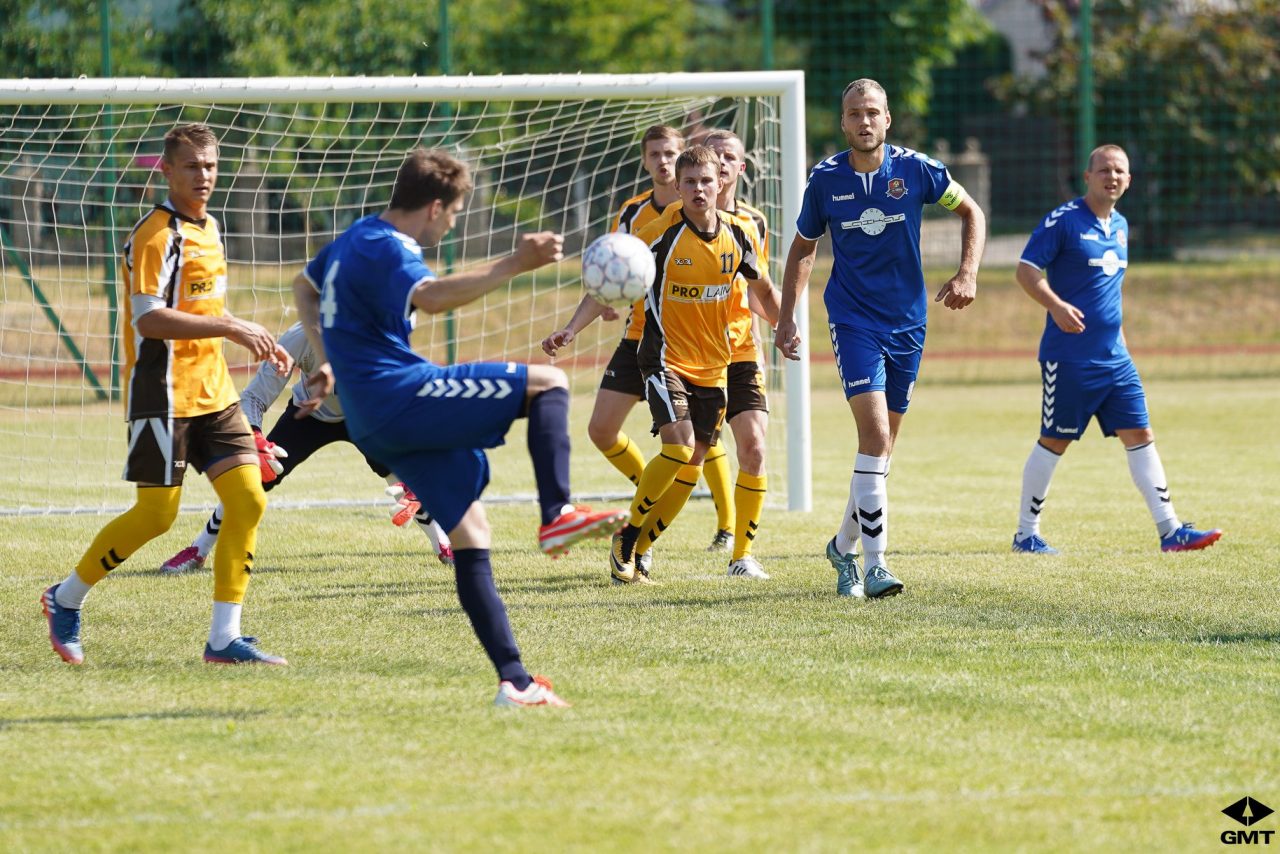 Tęsiasi antrasis Lietuvos mažojo futbolo 7x7 čempionatas, jame dalyvauja keturiolika kolektyvų. Šilalėje vyko trečiojo turo susitikimai. Panevėžio „Orfos“ komanda iš Šilalės, kur vyko trečiasis turas, grįžo su šešiais taškais. Panevėžiečiai patyrė vieną pralaimėjimą ir iškovojo dvi pergales.