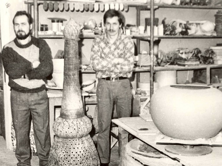 Iš praeities: Panevėžio stiklo fabriko keramikas Egidijus Radvenskas (dešinėje) su kolega ir bičiuliu Romualdu Aleliūnu apie 1993-iuosius metus. EPAVELDAS.LT (GPBVB archyvų/A. Gylio) nuotr.