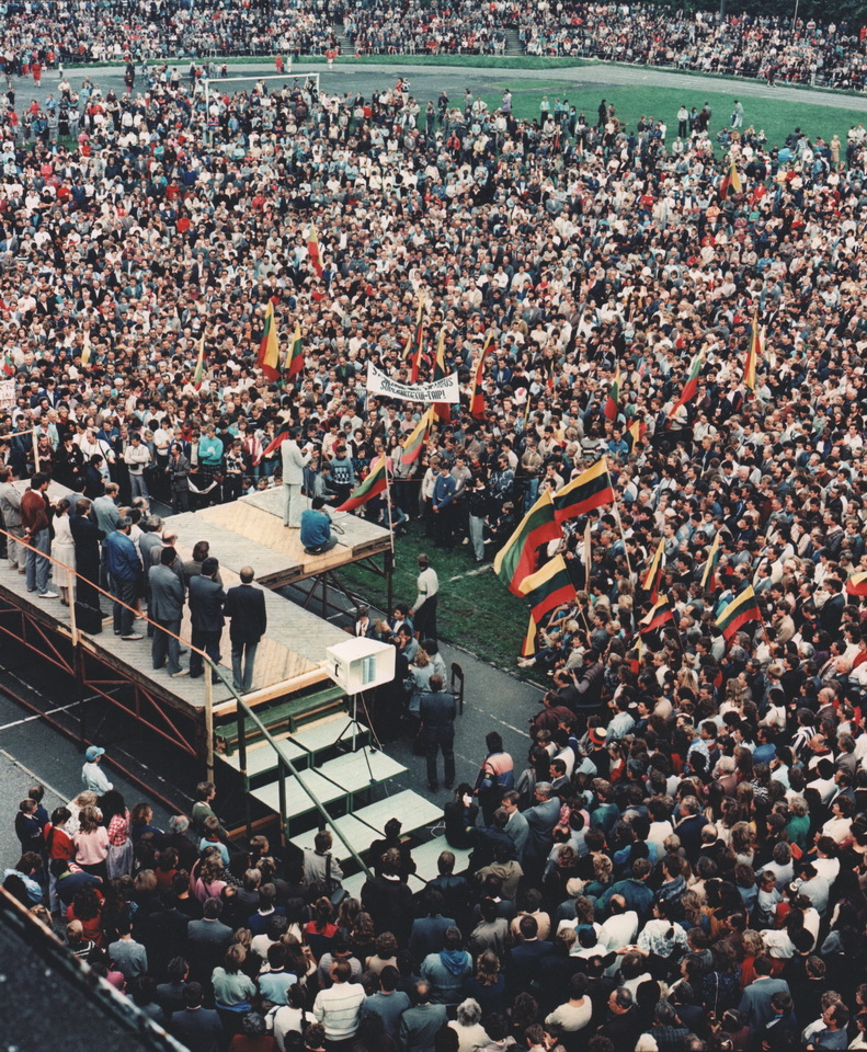 Pirmasis Sąjūdžio mitingas Panevėžyje 1988 metų rugsėjo 11 dieną. PANEVĖŽIO KRAŠTOTYROS MUZIEJAUS RINKINIŲ (A. Gylio) nuotr. 