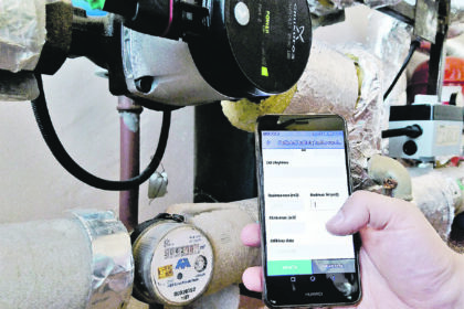AB „Panevėžio energija“ klientų aptarnavimo tarnybos vadybininkai karšto vandens skaitiklių rodmenims butuose tikrinti pradėjo naudoti programėlę, įdiegtą išmaniuosiuose telefonuose.