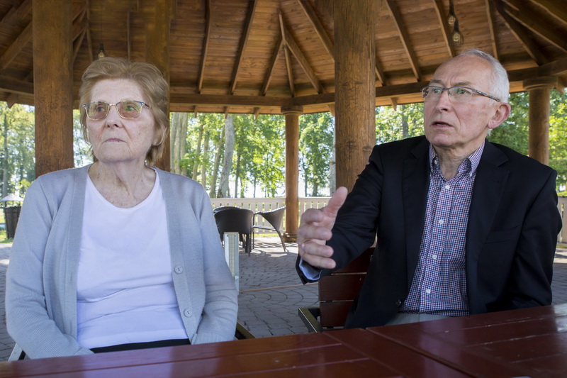 Kartu su ponia Stanislava Višnievska atvykęs sūnėnas Kšištofas Bistramas didysis ramstis sentimentalioje prisiminimų kelionėje. V. BULAIČIO nuotr. 