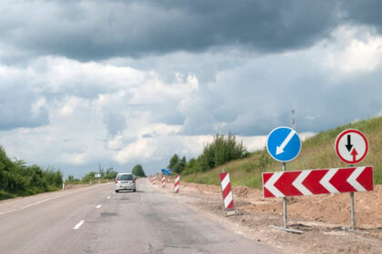 Susisiekimo ministerija, kartu su VĮ „Kelių priežiūra“ tęsdama buvusių regioninių kelių įmonių auditą, atskleidė tipinius pasikartojančius pažeidimus ir lėšų švaistymo atvejus. Piktnaudžiavimo schemos klaidingai apskaitant atliktus rangos darbus, masinės komandiruotės į užsienį, mokymai šiltuose kraštuose, viešųjų pirkimų pažeidimai, nepagrįsti priedai ir priemokos – tokie faktai paaiškėjo tiriant valstybės lėšų panaudojimą Kauno, Panevėžio ir Šiaulių regioninėse kelių įmonėse 2012–2017 m. laikotarpiu.