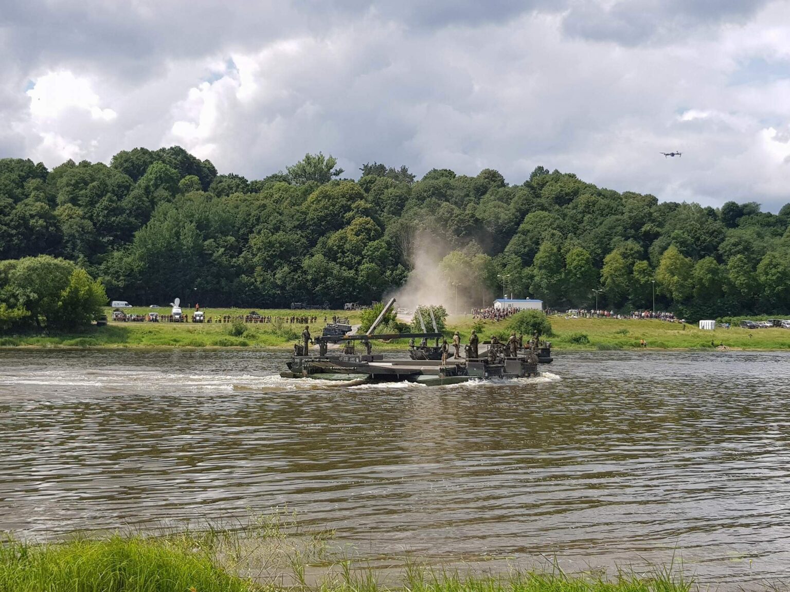 Tarptautinės pratybos „Kardo kirtis 2018“ (angl. Saber Strike 2018) įsibėgėja. JAV 2-osios kavalerijos pulkas vykdo persikėlimą per Nemuną ties Kulautuvą. Įveikę vandens kliūtį pontoniniais plaustas, tęs judėjimą į Panevėžį.