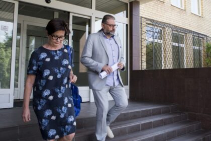 Po dvi paras trukusio sulaikymo Panevėžio meras Rytis Račkauskas ir jo patarėja Gintarė Maskoliūnienė jau laisvėje.