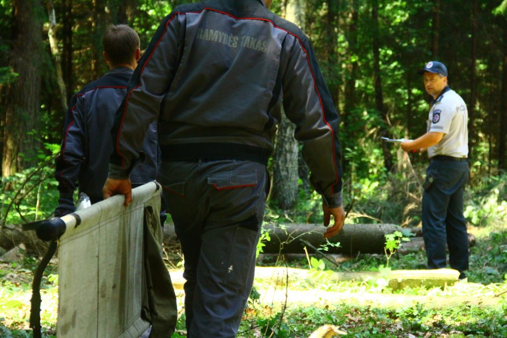 Tragiška nelaimė Panevėžio rajone. Kertant mišką krintantis medis griuvo ant dviejų darbininkų. Vienas nuo stipraus smūgio žuvo vietoje, kitam likimas buvo gailestingas – žmogus atsipirko dideliu išgąsčiu ir menkais sužalojimais.