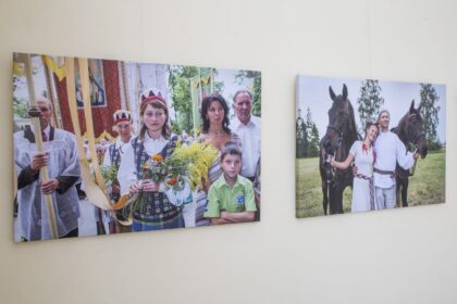 Panevėžio rajono savivaldybės viešojoje bibliotekoje eksponuojama fotografijų ant drobės paroda „Lietuva pasauliui“. Galimybę pasigrožėti net penkiolika savo darbų gyventojams dovanoja žinomas spaudos fotografas, nacionalinio spaudos fotografijos konkurso laureatas panevėžietis Gintaras Lukoševičius.