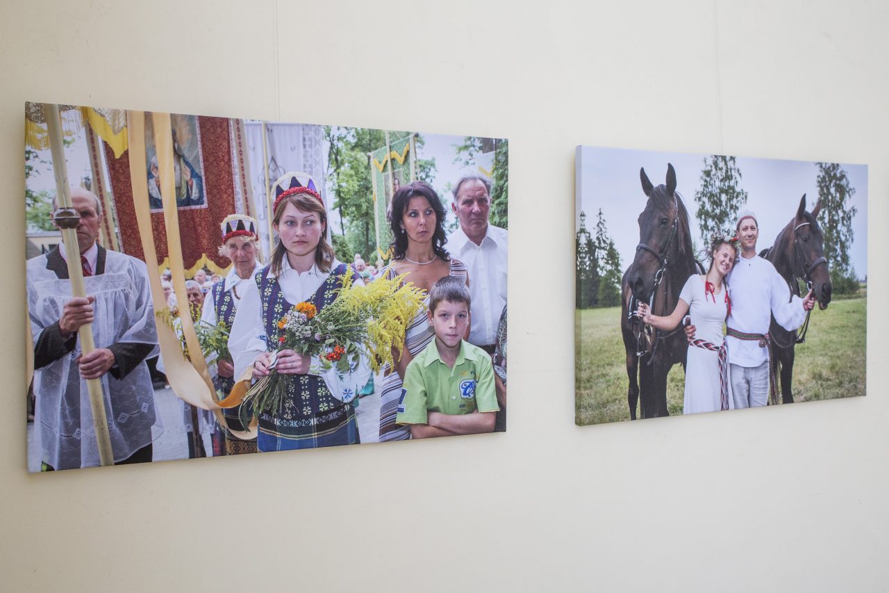 Panevėžio rajono savivaldybės viešojoje bibliotekoje eksponuojama fotografijų ant drobės paroda „Lietuva pasauliui“. Galimybę pasigrožėti net penkiolika savo darbų gyventojams dovanoja žinomas spaudos fotografas, nacionalinio spaudos fotografijos konkurso laureatas panevėžietis Gintaras Lukoševičius.