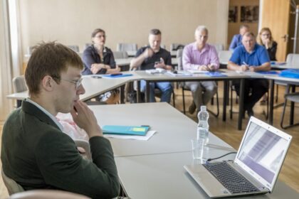 Apie savo daugiabučio atnaujinimą galvojantys gyventojai dažnai baiminasi, ar renovacija bus atlikta kokybiškai, ar investicijos atsipirks, į ką reikėtų atkreipti dėmesį, kad būtų išpildyti žmonių lūkesčiai ir norai.