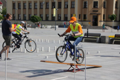Šiemet jau 24-ą kartą vykusiame konkurse „Saugokime jaunas gyvybes keliuose“ buvo apdovanoti labiausiai eismo taisykles išmanantys ir geriausiai transporto priemones valdantys moksleiviai. Keturiose konkurso dalyse varžėsi daugiau nei 55 tūkstančiai įvairių amžiaus grupių moksleivių, kurių laukė vertingi organizatorių apdovanojimai.