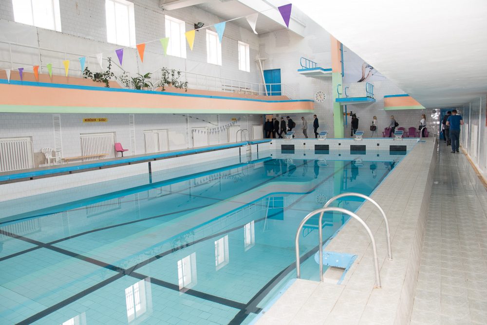 Plaukimo meistrų kalve pavadinamas Panevėžys skuba vytis modernius baseinus įsirengiančius didmiesčius, tačiau Aukštaitijos sostinės planą pasistatyti tarptautinių standartų 50 metrų baseiną pristabdė Viešųjų pirkimų tarnyba.