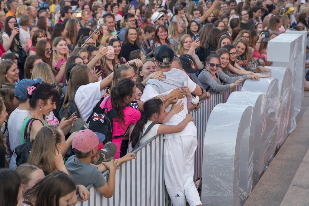 Gražus sutapimas: pirmoji kalendorinės vasaros diena į Panevėžį atnešė ir visų laukiamą sezono renginių ciklą „Susitikime penktadienį“.