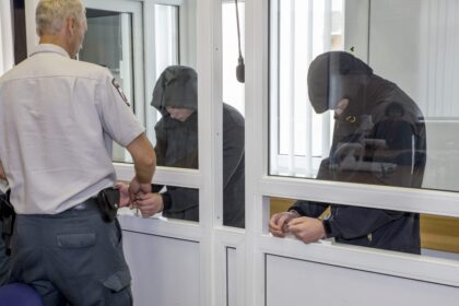 Panevėžio apygardos teisme baigtas visą šalį sukrėtusios bylos, kai Rožyno rajone esančiame miškelyje buvo mirtinai sumuštas jaunas vaikinas, nagrinėjimas. 25-erių panevėžiečio budelius teismas pasiuntė už grotų.