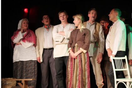 Lietuvos mėgėjų teatrų festivalis „Tiltai 2018” paskutinį gegužės savaitgalį į Paįstrį žiūrovus sukvietė jau 17 kartą pasigerėti iš 14 skirtingų šalies vietovių atvežtais spektakliais. Nors renginį jau būtų galima pavadinti ilgaamžiu, jo aktualumas ir susidomėjimas išlieka didelis, o programa anaiptol neišsisėmusi.