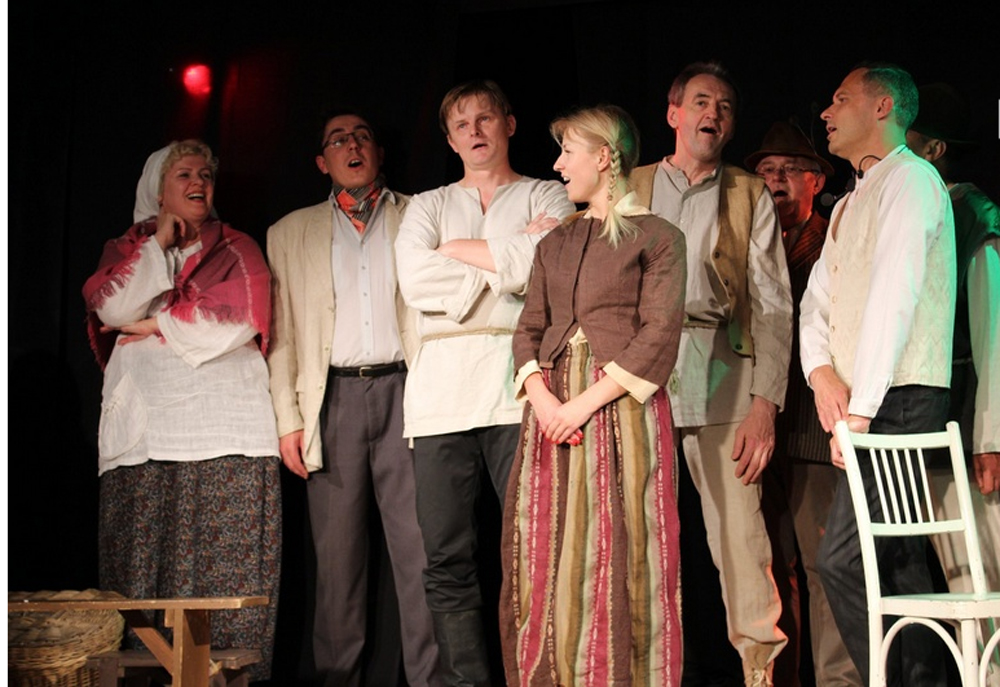 Lietuvos mėgėjų teatrų festivalis „Tiltai 2018” paskutinį gegužės savaitgalį į Paįstrį žiūrovus sukvietė jau 17 kartą pasigerėti iš 14 skirtingų šalies vietovių atvežtais spektakliais. Nors renginį jau būtų galima pavadinti ilgaamžiu, jo aktualumas ir susidomėjimas išlieka didelis, o programa anaiptol neišsisėmusi.