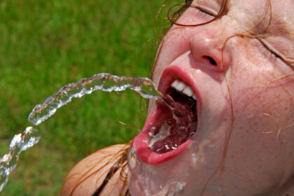 Visi ne kartą esame girdėję, kad per dieną privalome išgerti apie du litrus vandens. Tačiau įtemptas darbas, pomėgis gerti daug kavos, pasimėgavimas vienu ar kitu kokteiliu gali lengvai sutrukdyti gauti tiek vandens, kiek reikia mūsų organizmui.