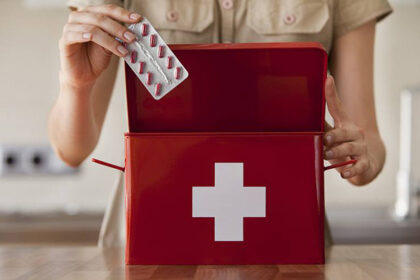 Vasara – tas metas, kai keliaujama intensyviau nei įprastai. Valstybinės vaistų kontrolės (VVKT) specialistai primena, kaip protingai susikomplektuoti kelioninę vaistinėlę, ko derėtų nepamiršti.