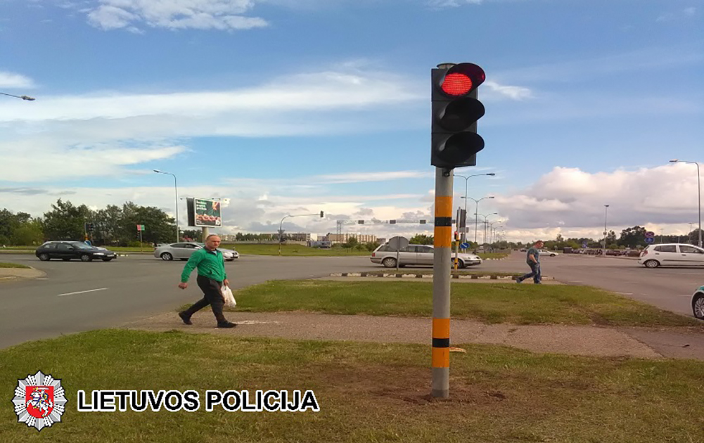 2018-07-13 Panevėžyje, Klaipėdos–Vakarinės g. sankryžoje, automobilis BMW nuvažiavo nuo kelio, apgadino šviesoforą ir iš eismo įvykio vietos pasitraukė.