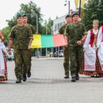 Šiandien vidurdienį šventiškai nusiteikę panevėžiečiai rinkosi Laisvės aikštėje. Valstybės dienos minėjimas prasidėjo iškilminga vėliavos kėlimo ceremonija.