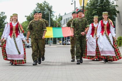 Šiandien vidurdienį šventiškai nusiteikę panevėžiečiai rinkosi Laisvės aikštėje. Valstybės dienos minėjimas prasidėjo iškilminga vėliavos kėlimo ceremonija.