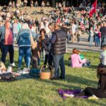 Kaip karalius Mindaugas prieš beveik 800 metų skelbė Lietuvos didybę, taip garsiai ir galingai skambėjo panevėžiečių giedota tautiška giesmė. Ją, kartu su kitais lietuviais visoje šalyje ir pasaulyje, Panevėžio žmonių minia traukė Skaistakalnio parke.