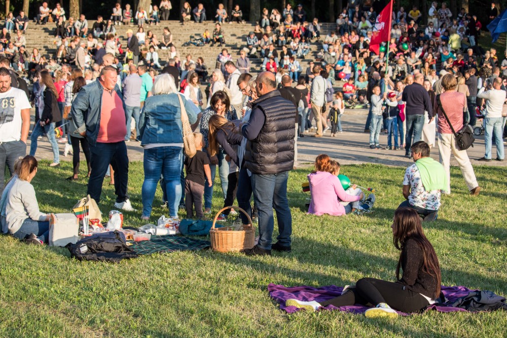 Kaip karalius Mindaugas prieš beveik 800 metų skelbė Lietuvos didybę, taip garsiai ir galingai skambėjo panevėžiečių giedota tautiška giesmė. Ją, kartu su kitais lietuviais visoje šalyje ir pasaulyje, Panevėžio žmonių minia traukė Skaistakalnio parke.