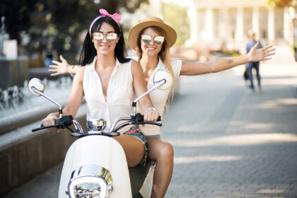 Artėjant karščio bangai, Nacionalinio visuomenės sveikatos centro specialistai pataria vengti būti saulėje ir rekomenduoja gerti daug skysčių.