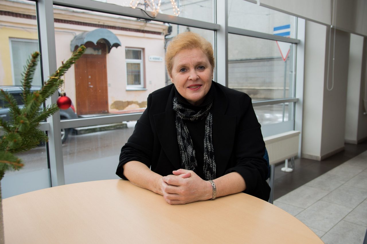 Pokalbis apie žiemą pačiame vasaros gražume tikrai galėtų pasirodyti keistas, jeigu tai nebūtų susitikimas su Elvyra Pažemeckaite – moterimi, šiuo metu gyvenančia žiemos rūpesčiais.